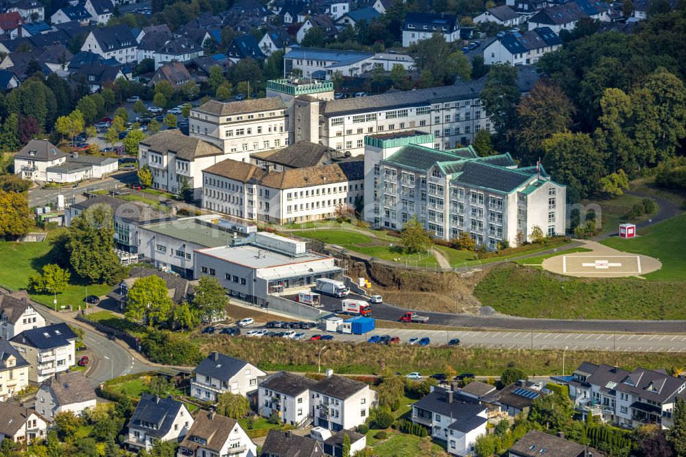 Aerial image Meschede - Clinic of the hospital grounds Sankt Walburga-Krankenhaus Meschede Notfall on Schederweg in Meschede in the state North Rhine-Westphalia, Germany