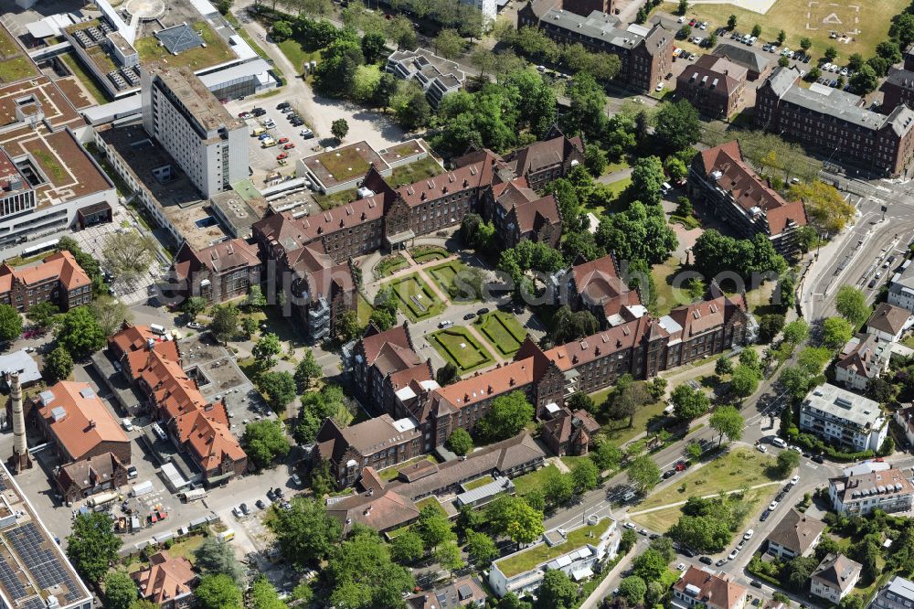 Karlsruhe from the bird's eye view: Hospital grounds of the Clinic Staedtisches Klinikum on street Moltkestrasse on street Moltkestrasse in Karlsruhe in the state Baden-Wuerttemberg, Germany