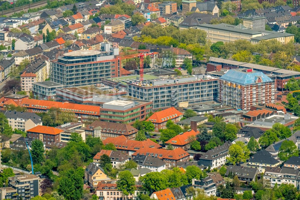 Bochum from above - Clinic grounds of the hospital BG Universitaetsklinikum Bergmannsheil Bochum at Buerkle-de-la-Camp-Platz in the district of Bochum Sued in Bochum in the Ruhr area in the federal state of North Rhine-Westphalia, Germany