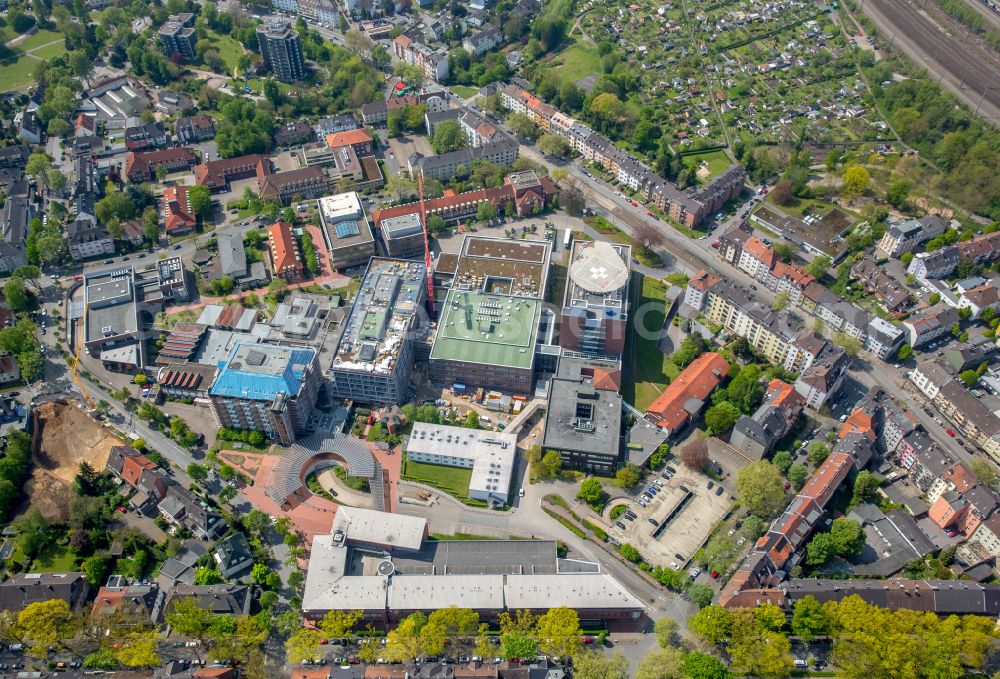 Aerial photograph Bochum - Clinic grounds of the hospital BG Universitaetsklinikum Bergmannsheil Bochum at Buerkle-de-la-Camp-Platz in the district of Bochum Sued in Bochum in the Ruhr area in the federal state of North Rhine-Westphalia, Germany