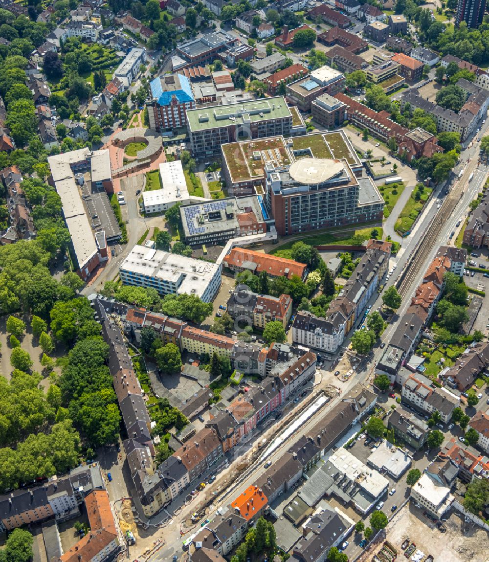 Aerial photograph Bochum - Clinic grounds of the hospital BG Universitaetsklinikum Bergmannsheil Bochum at Buerkle-de-la-Camp-Platz in the district of Bochum Sued in Bochum in the Ruhr area in the federal state of North Rhine-Westphalia, Germany