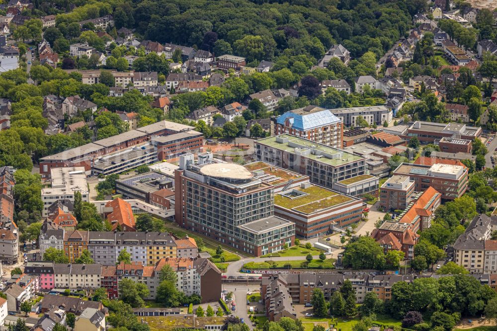 Bochum from the bird's eye view: Clinic grounds of the hospital BG Universitaetsklinikum Bergmannsheil Bochum at Buerkle-de-la-Camp-Platz in the district of Bochum Sued in Bochum in the Ruhr area in the federal state of North Rhine-Westphalia, Germany