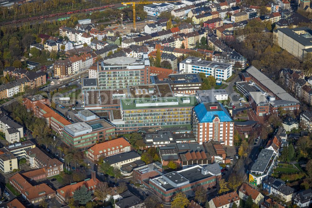 Bochum from above - Clinic grounds of the hospital BG Universitaetsklinikum Bergmannsheil Bochum at Buerkle-de-la-Camp-Platz in the district of Bochum Sued in Bochum in the Ruhr area in the federal state of North Rhine-Westphalia, Germany