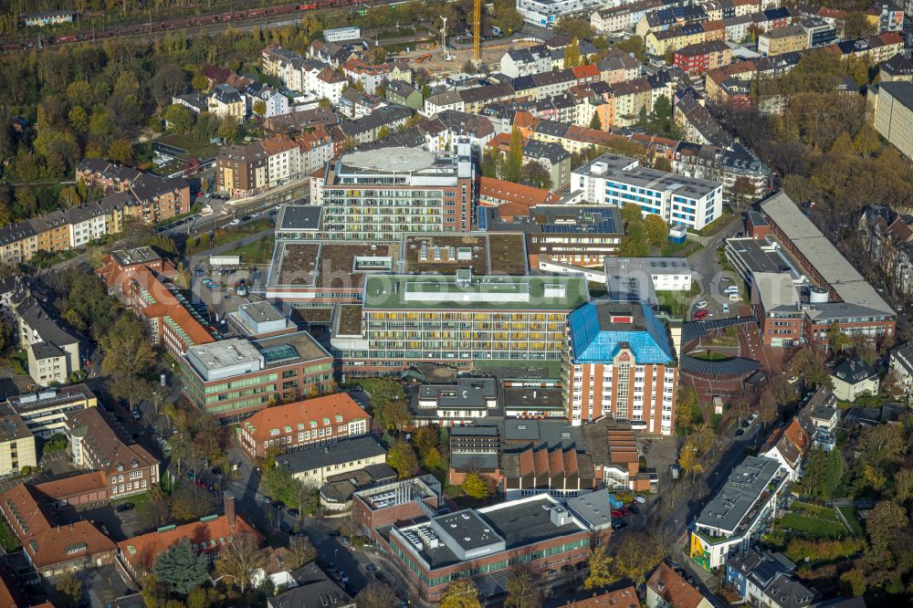 Bochum from the bird's eye view: Clinic grounds of the hospital BG Universitaetsklinikum Bergmannsheil Bochum at Buerkle-de-la-Camp-Platz in the district of Bochum Sued in Bochum in the Ruhr area in the federal state of North Rhine-Westphalia, Germany