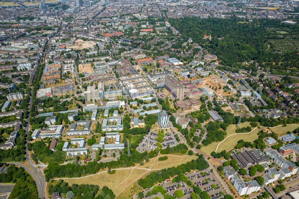 Aerial image Düsseldorf - Hospital grounds of the Clinic Universitaetsklinikum Duesseldorf on Moorenstrasse in Duesseldorf in the state North Rhine-Westphalia, Germany