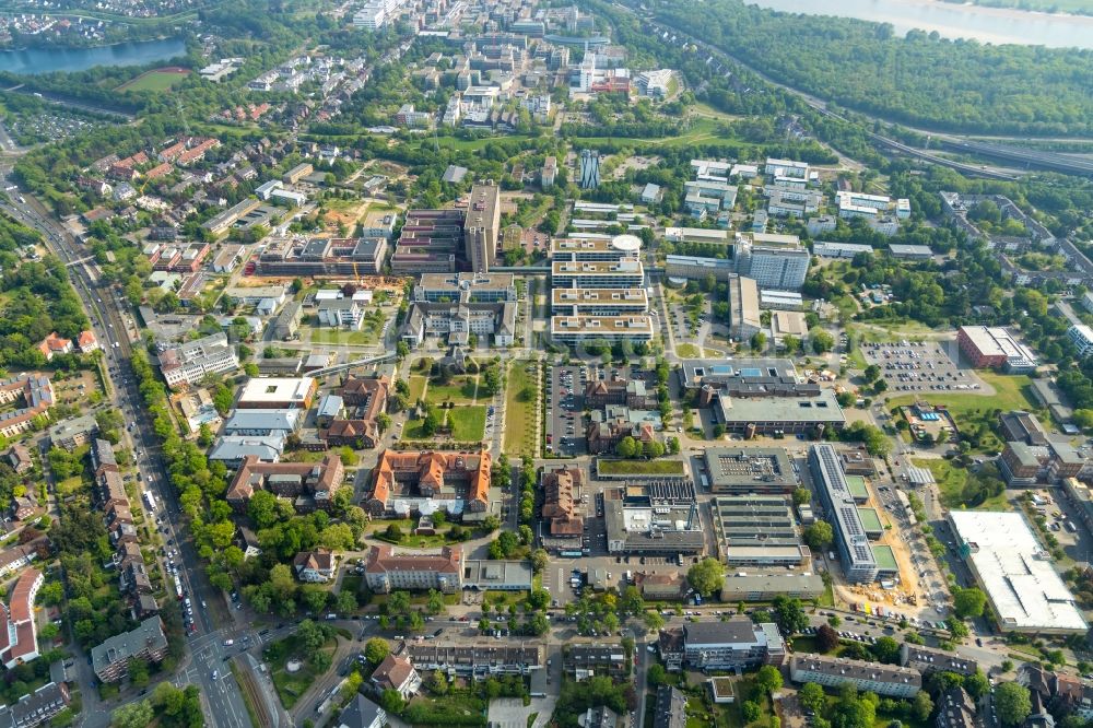 Düsseldorf from above - Hospital grounds of the Clinic Universitaetsklinikum Duesseldorf on Moorenstrasse in Duesseldorf in the state North Rhine-Westphalia, Germany