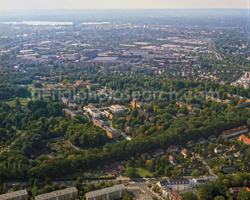 Berlin from the bird's eye view: Hospital grounds of the Clinic Vivantes Humboldt-Klinikum - Karl-Bonhoeffer-Nervenklinik in the district Bezirk Reinickendorf in Berlin, Germany