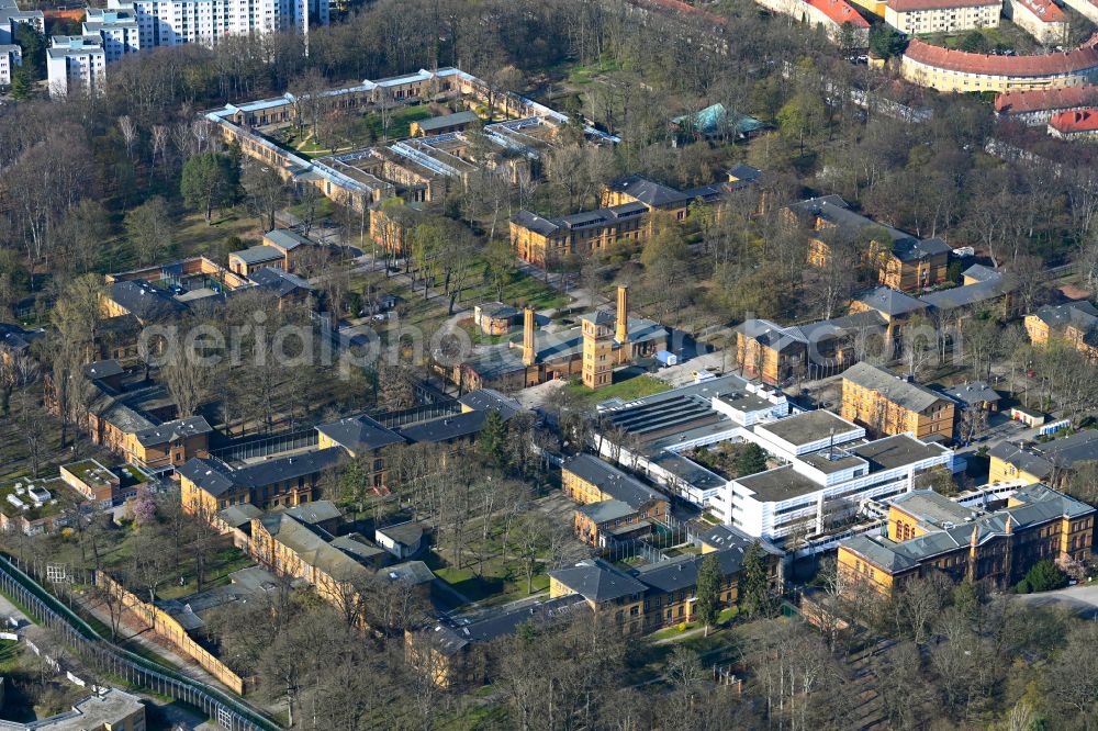 Berlin from the bird's eye view: Hospital grounds of the Clinic Vivantes Humboldt-Klinikum - Karl-Bonhoeffer-Nervenklinik in the district Wittenau in Berlin, Germany