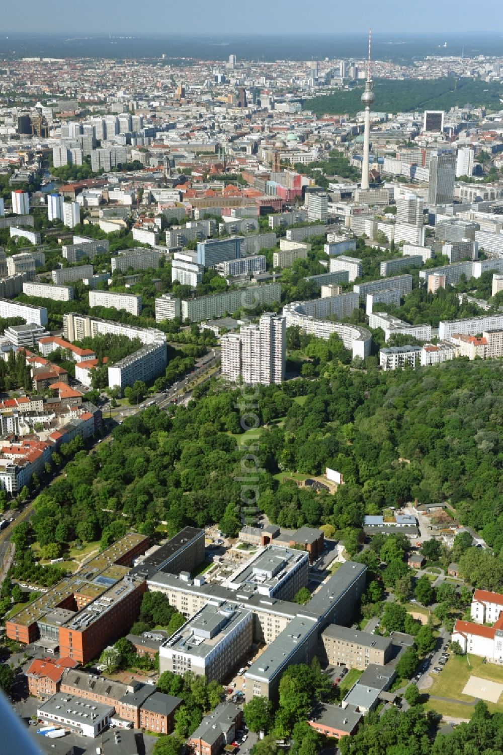 Berlin from the bird's eye view: Hospital grounds of the Vivantes Clinic Landsberger Allee im Friedrichshain in Berlin