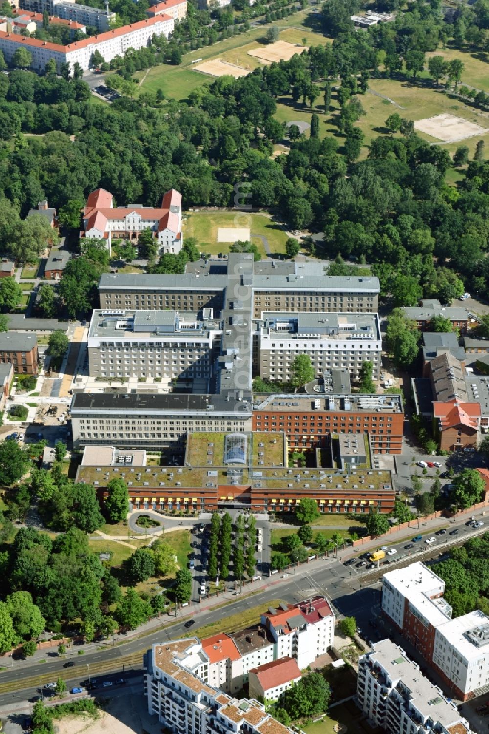 Berlin from the bird's eye view: Hospital grounds of the Vivantes Clinic Landsberger Allee im Friedrichshain in Berlin