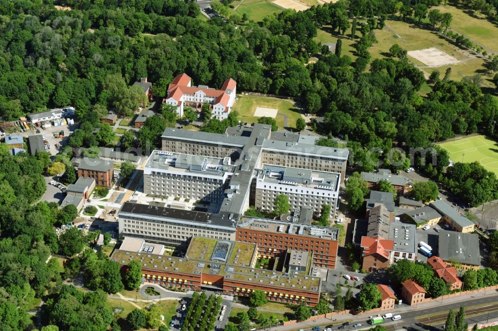 Aerial image Berlin - Hospital grounds of the Vivantes Clinic Landsberger Allee im Friedrichshain in Berlin