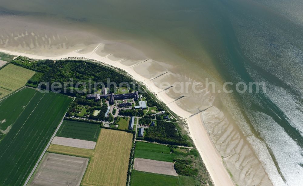 Aerial photograph Utersum - Hospital grounds of the rehabilitation center surrounded by fields and near the beach of the North Sea island Foehr in Utersum in the state Schleswig-Holstein