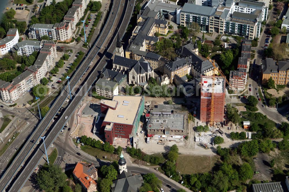 Halle / Saale from the bird's eye view: Blick auf die Klinikneubau Saaleklinik und Abriß Steg Hochhaus der HWF an der Hochstraße F 80. Mit im Bild das Das Krankenhaus St. Elisabeth und St. Barbara. City view with the clinic building Saaleklinik in Halle.