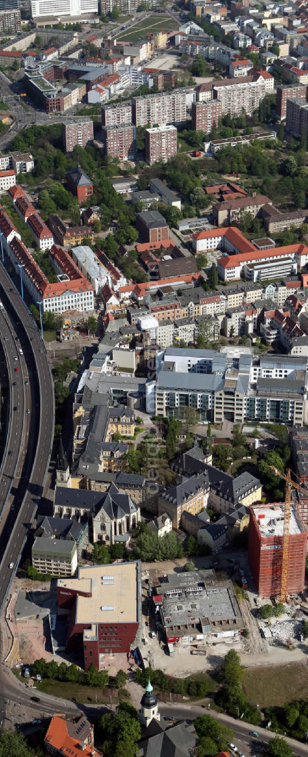 Aerial image Halle / Saale - Blick auf die Klinikneubau Saaleklinik und Abriß Steg Hochhaus der HWF an der Hochstraße F 80. Mit im Bild das Das Krankenhaus St. Elisabeth und St. Barbara. City view with the clinic building Saaleklinik in Halle.