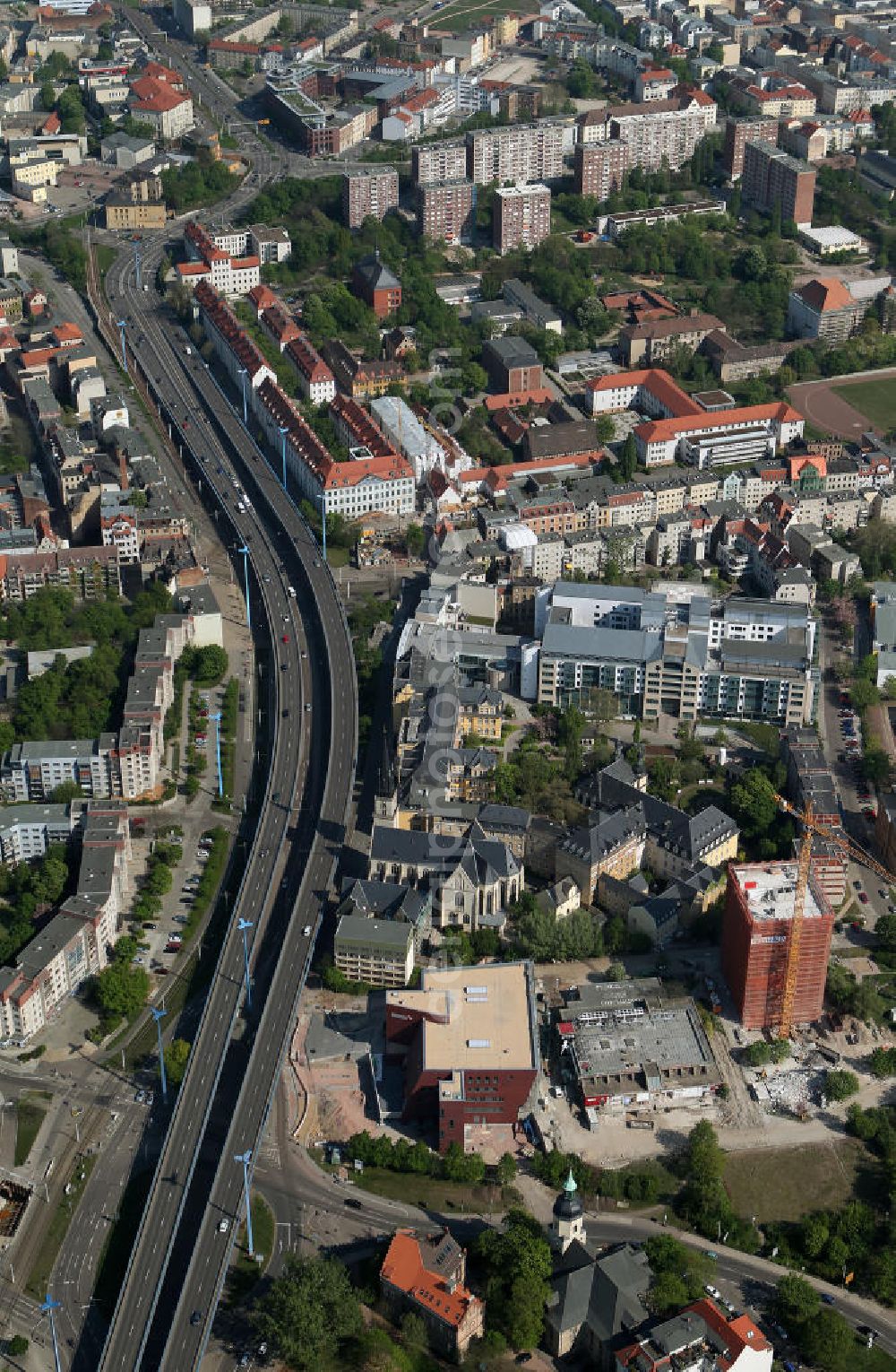 Aerial photograph Halle / Saale - Blick auf die Klinikneubau Saaleklinik und Abriß Steg Hochhaus der HWF an der Hochstraße F 80. Mit im Bild das Das Krankenhaus St. Elisabeth und St. Barbara. City view with the clinic building Saaleklinik in Halle.