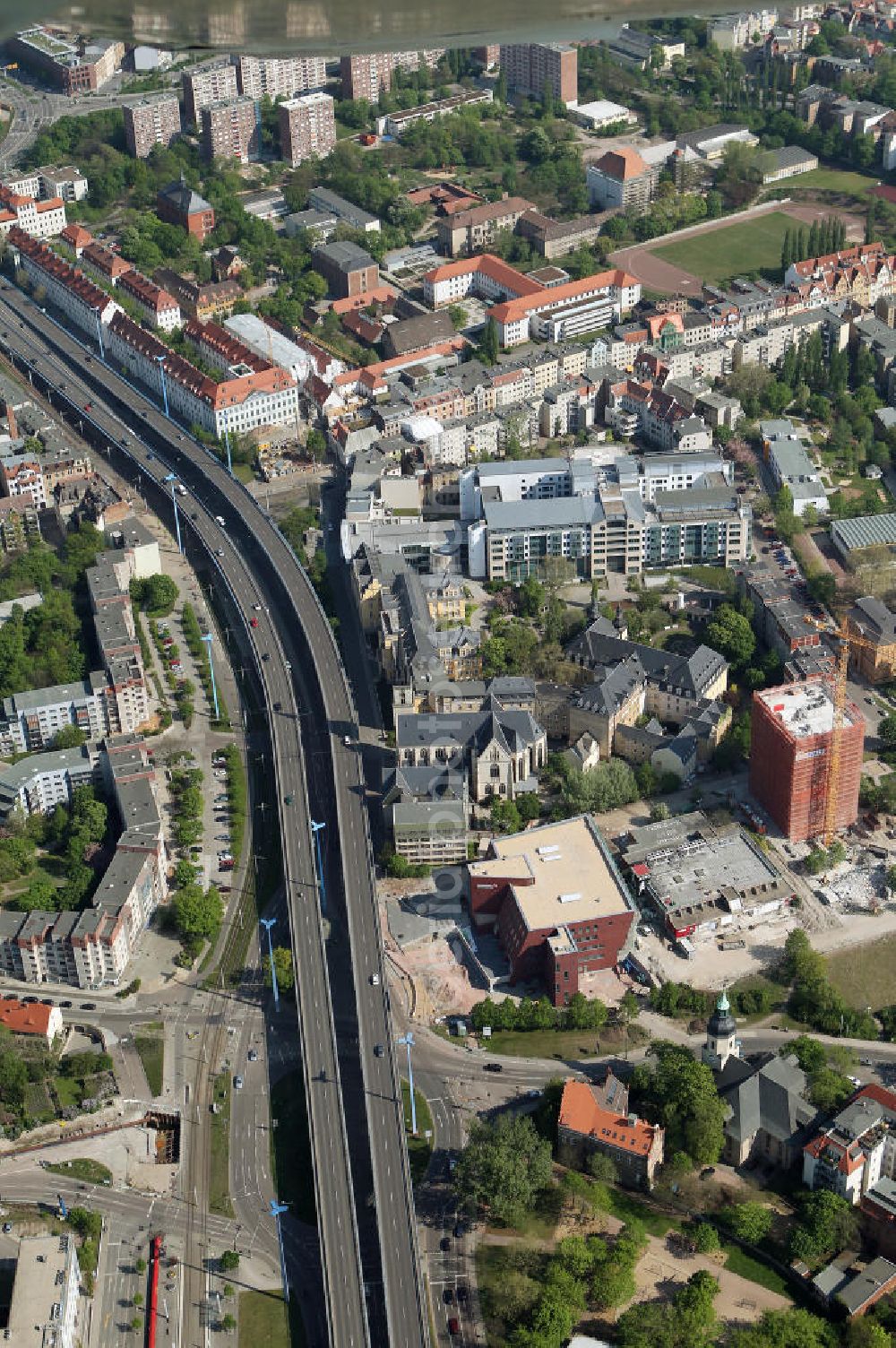 Halle / Saale from above - Blick auf die Klinikneubau Saaleklinik und Abriß Steg Hochhaus der HWF an der Hochstraße F 80. Mit im Bild das Das Krankenhaus St. Elisabeth und St. Barbara. City view with the clinic building Saaleklinik in Halle.