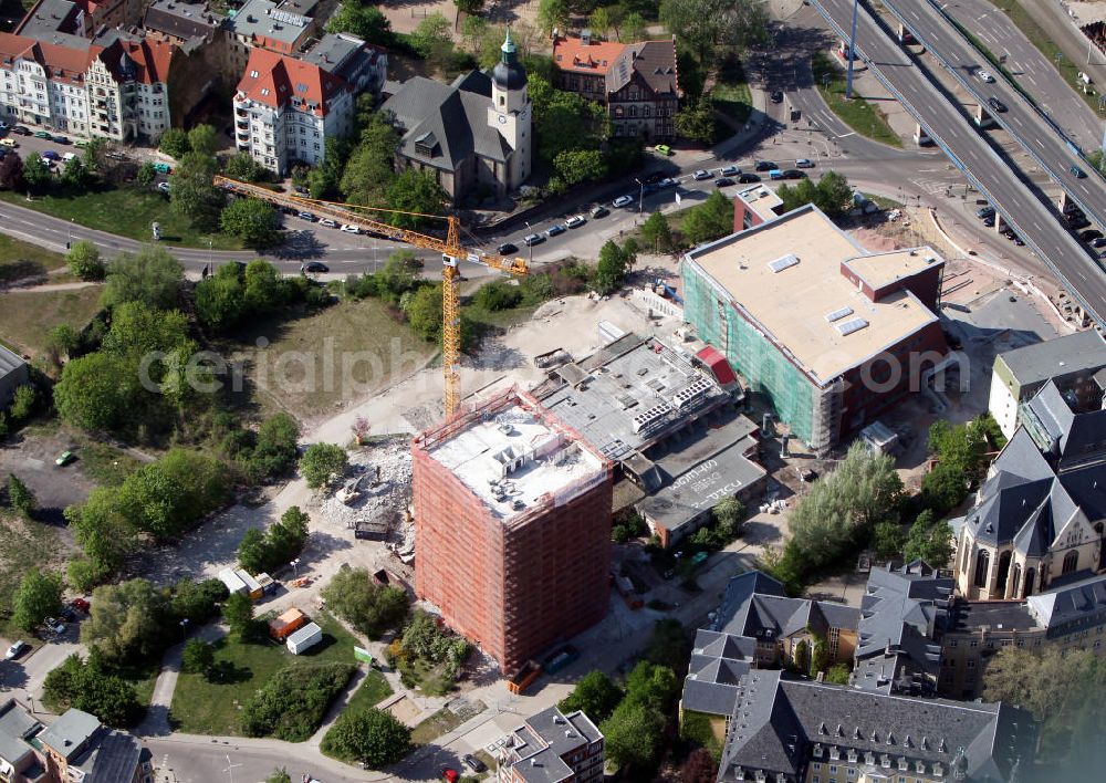 Halle / Saale from the bird's eye view: Blick auf die Klinikneubau Saaleklinik und Abriß Steg Hochhaus der HWF an der Hochstraße F 80. Mit im Bild das Das Krankenhaus St. Elisabeth und St. Barbara. City view with the clinic building Saaleklinik in Halle.