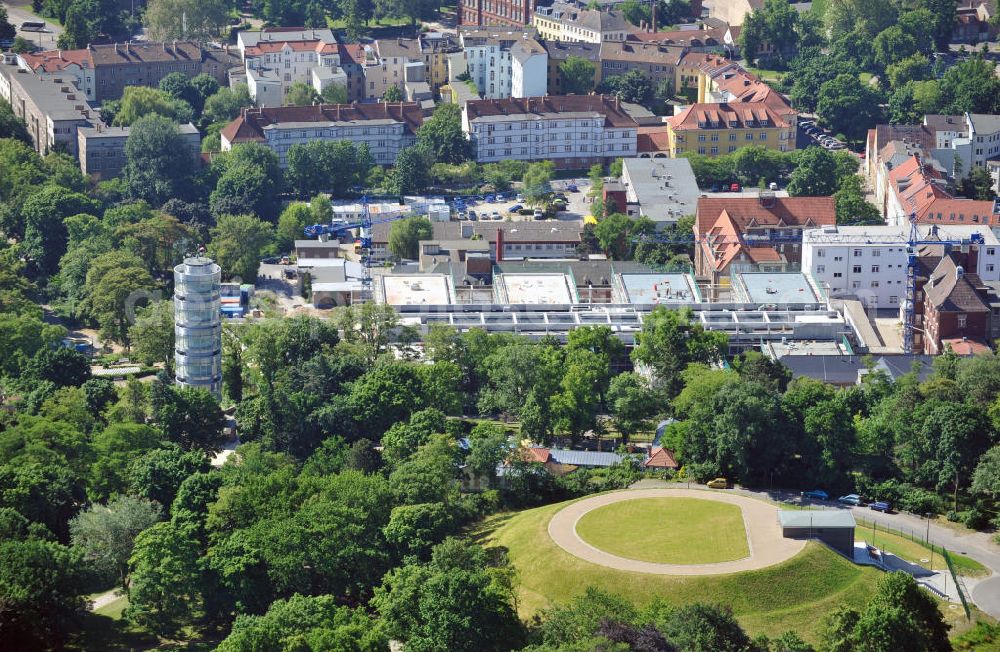 Brandenburg from the bird's eye view: Blick auf die Baustelle zum Erweiterungsbau des Krankenhaus Brandenburg an der Havel. Hier entstehen u.a. durch die Firma BATEG Ingenieurbau ein neues Bettenhaus auf der Grundlage des Entwurfes des Architekturbüros Heinle, Wischer und Partner, Berlin. View at the construction site for the new building of the hospital Brandenburg. The new hospital was built by the engeneering firm BATEG on the basis of the design by the architects Heinle, Wischer and Partner, Berlin.