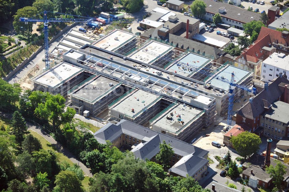 Brandenburg from the bird's eye view: Blick auf die Baustelle zum Erweiterungsbau des Krankenhaus Brandenburg an der Havel. Hier entstehen u.a. durch die Firma BATEG Ingenieurbau ein neues Bettenhaus auf der Grundlage des Entwurfes des Architekturbüros Heinle, Wischer und Partner, Berlin. View at the construction site for the new building of the hospital Brandenburg. The new hospital was built by the engeneering firm BATEG on the basis of the design by the architects Heinle, Wischer and Partner, Berlin.