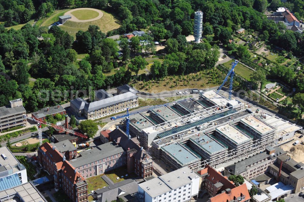 Brandenburg from the bird's eye view: Blick auf die Baustelle zum Erweiterungsbau des Krankenhaus Brandenburg an der Havel. Hier entstehen u.a. durch die Firma BATEG Ingenieurbau ein neues Bettenhaus auf der Grundlage des Entwurfes des Architekturbüros Heinle, Wischer und Partner, Berlin. View at the construction site for the new building of the hospital Brandenburg. The new hospital was built by the engeneering firm BATEG on the basis of the design by the architects Heinle, Wischer and Partner, Berlin.