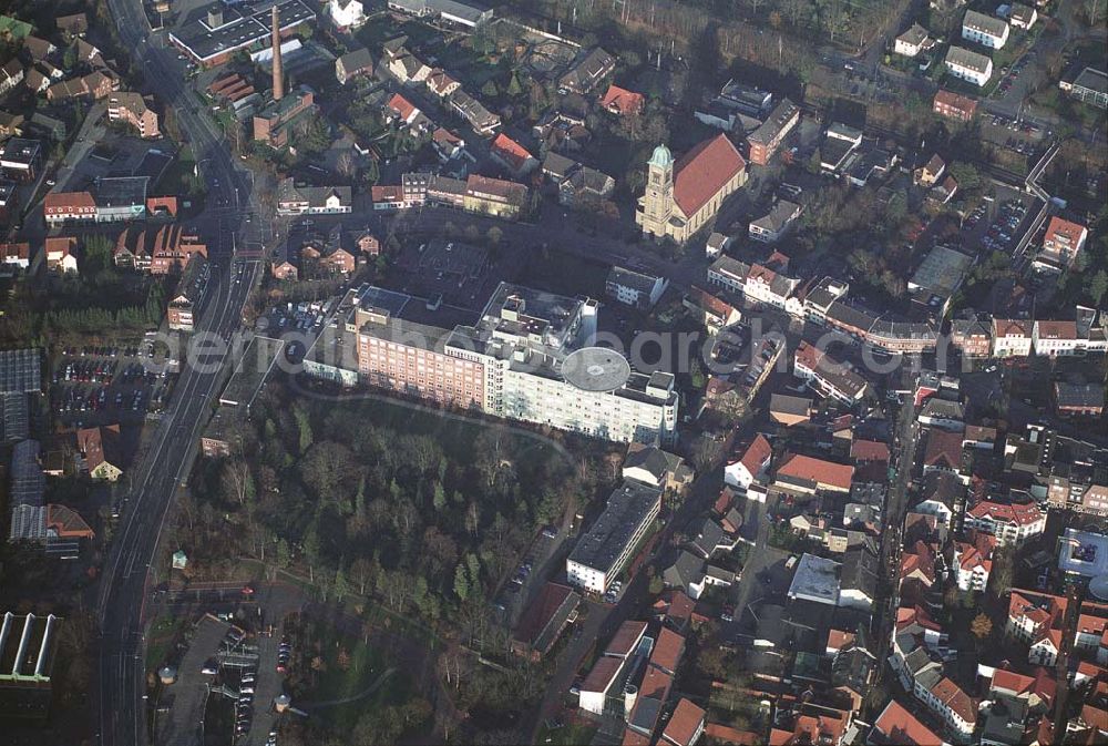 Ibbenbüren from above - 09.12.2004 Ibbenbüren, Blick auf das Klinikum Ibbenbüren. Klinikum Ibbenbüren gGmbH, Medizin - Pflege - Seelsorge, Große Straße 41, 49477 Ibbenbüren, Postfach 1261, 49462 Ibbenbüren, Tel. 05451 / 52-0, Fax 05451 / 52-5051, E-Mail: info@klinikum-ibbenbueren.de, R.Rosing