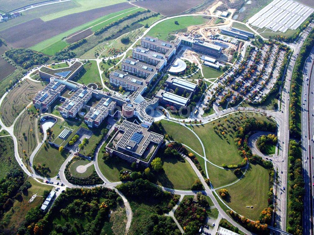 Regensburg / Bayern from above - Das Universitätsklinikum Regensburg stellt die medizinische Versorgung der Menschen in der nordostbayerischen Region Oberpfalz und Niederbayern sicher. Gleichzeitig dient das Klinikum der Lehre und Forschung an der Medizinischen Fakultät der Universität Regensburg. Postanschrift: Klinikum der Universität Regensburg; D-93042 Regensburg; Hausanschrift: Klinikum der Universität Regensburg; Franz-Josef-Strauss-Allee 11; D-93053 Regensburg ; Tel.: 0941 / 944 - 0