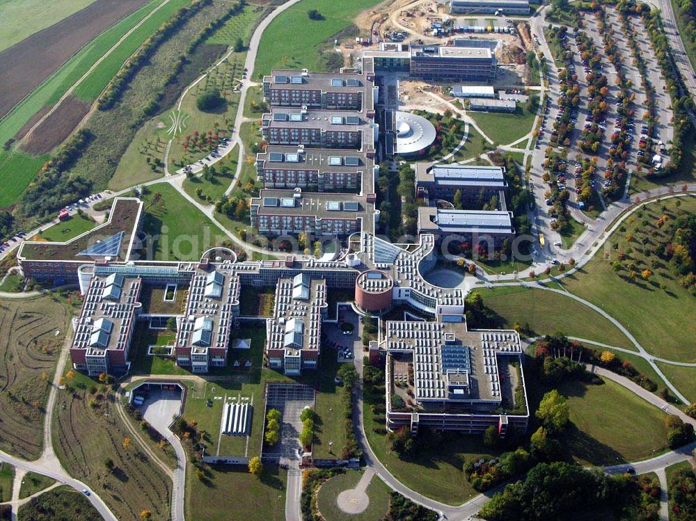 Regensburg / Bayern from the bird's eye view: Das Universitätsklinikum Regensburg stellt die medizinische Versorgung der Menschen in der nordostbayerischen Region Oberpfalz und Niederbayern sicher. Gleichzeitig dient das Klinikum der Lehre und Forschung an der Medizinischen Fakultät der Universität Regensburg. Postanschrift: Klinikum der Universität Regensburg; D-93042 Regensburg; Hausanschrift: Klinikum der Universität Regensburg; Franz-Josef-Strauss-Allee 11; D-93053 Regensburg ; Tel.: 0941 / 944 - 0