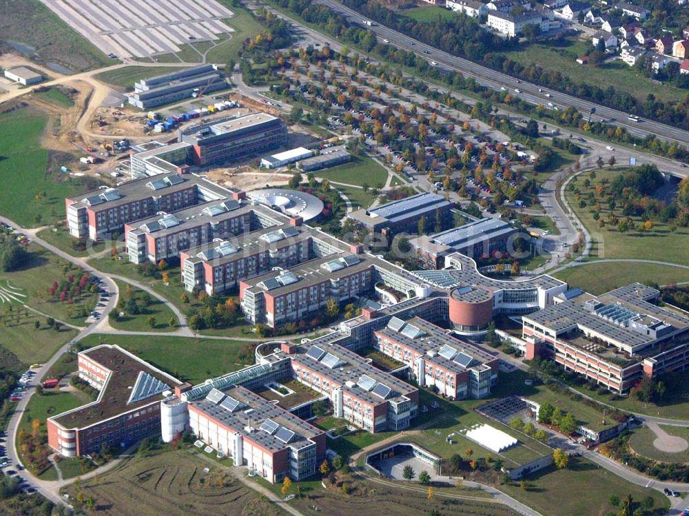 Aerial photograph Regensburg / Bayern - Das Universitätsklinikum Regensburg stellt die medizinische Versorgung der Menschen in der nordostbayerischen Region Oberpfalz und Niederbayern sicher. Gleichzeitig dient das Klinikum der Lehre und Forschung an der Medizinischen Fakultät der Universität Regensburg. Postanschrift: Klinikum der Universität Regensburg; D-93042 Regensburg; Hausanschrift: Klinikum der Universität Regensburg; Franz-Josef-Strauss-Allee 11; D-93053 Regensburg ; Tel.: 0941 / 944 - 0