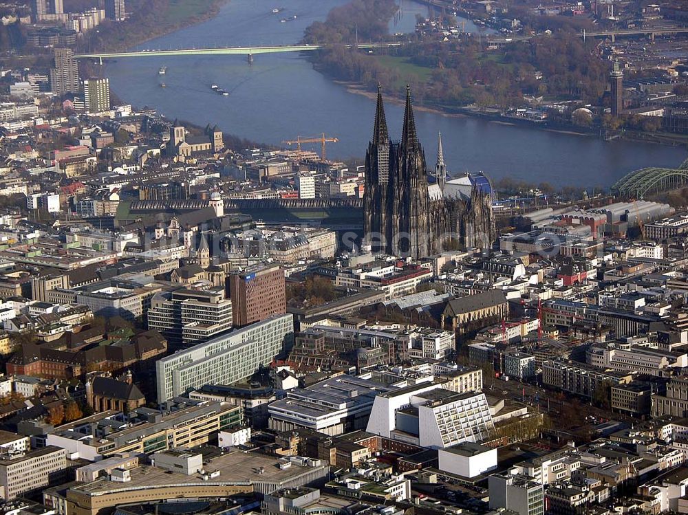 Köln from above - 24.11.2004 Köln, Blick auf das Kölner Altstadtzentrum mit dem Kölner Dom, Rhein und dem Sitz des WDRs.