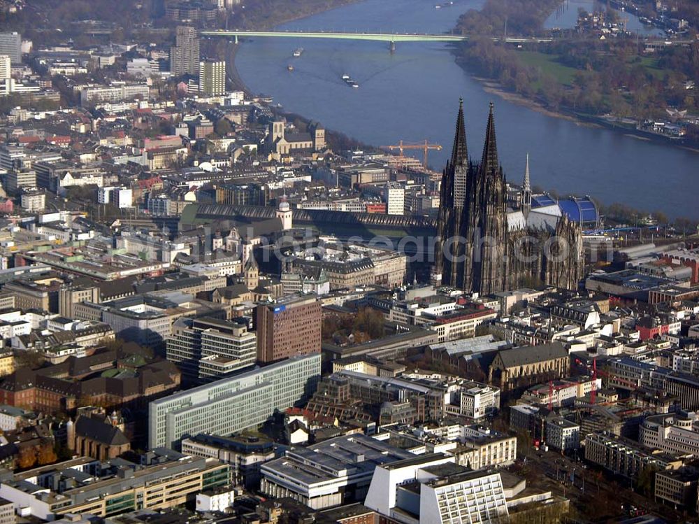 Köln from the bird's eye view: 24.11.2004 Köln, Blick auf das Kölner Altstadtzentrum mit dem Kölner Dom, Rhein und dem Sitz des WDRs.