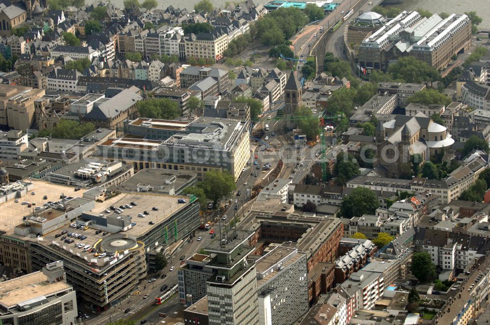 Köln from above - Blick auf die Pipinstraße, die Altstadt-Nord (links) und Altstadt-Süd trennt, und die Deutzer Brücke. Die Kirche rechts ist St. Maria im Kapitol.