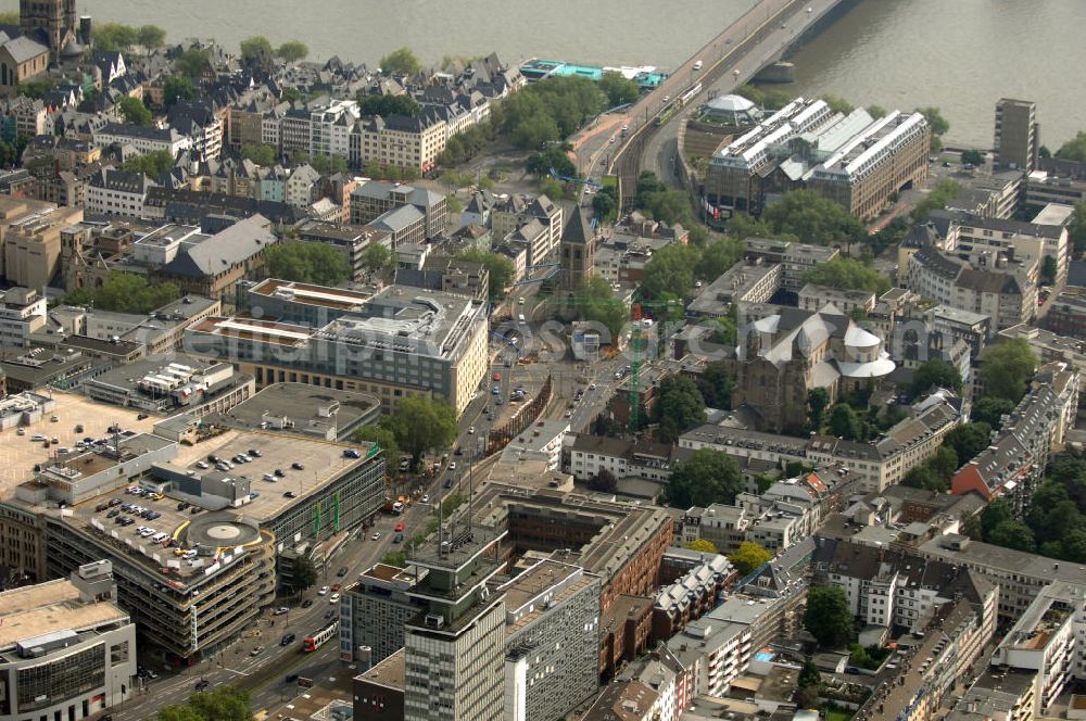 Köln from the bird's eye view: Blick auf die Pipinstraße, die Altstadt-Nord (links) und Altstadt-Süd trennt, und die Deutzer Brücke. Die Kirche rechts ist St. Maria im Kapitol.