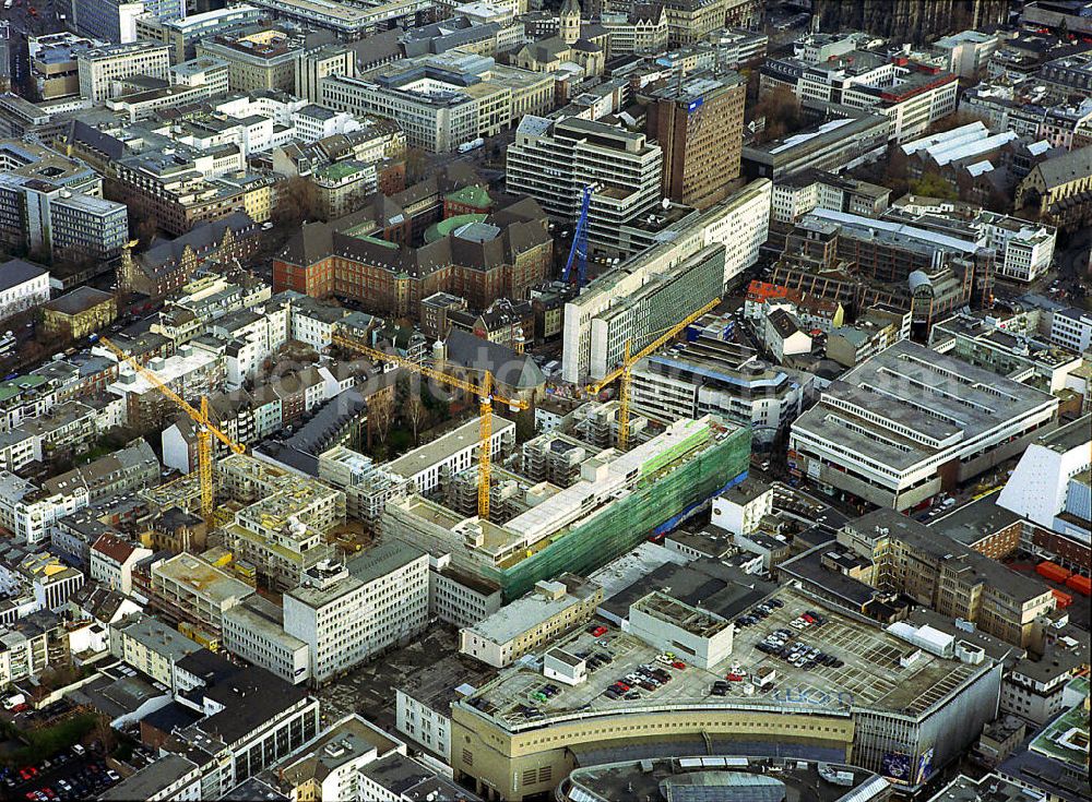 Aerial image Köln - Blick auf den Bereich der Kölner Altstadt mit der Baustelle der Zentrale des Kölner Stadtanzeigers und des EXPRESS. Das Zentrum des WDR ist rechts über dem Stadtanzeiger sichtbar. In dem roten Gebäude befindet sich das Amtsgericht Köln.