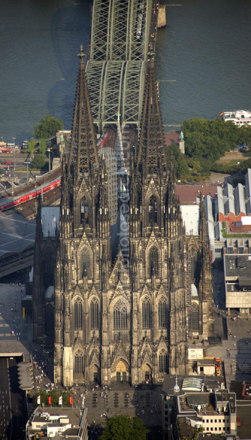 Köln from the bird's eye view: Blick auf den Kölner Dom, Hohe Domkirche St. Peter und Maria, in der Altstadt-Nord in Köln - Nordrhein-Westfalen / NRW. View onto the Cologne Cathedral in old town north Cologne - North Rhine-Westphalia.