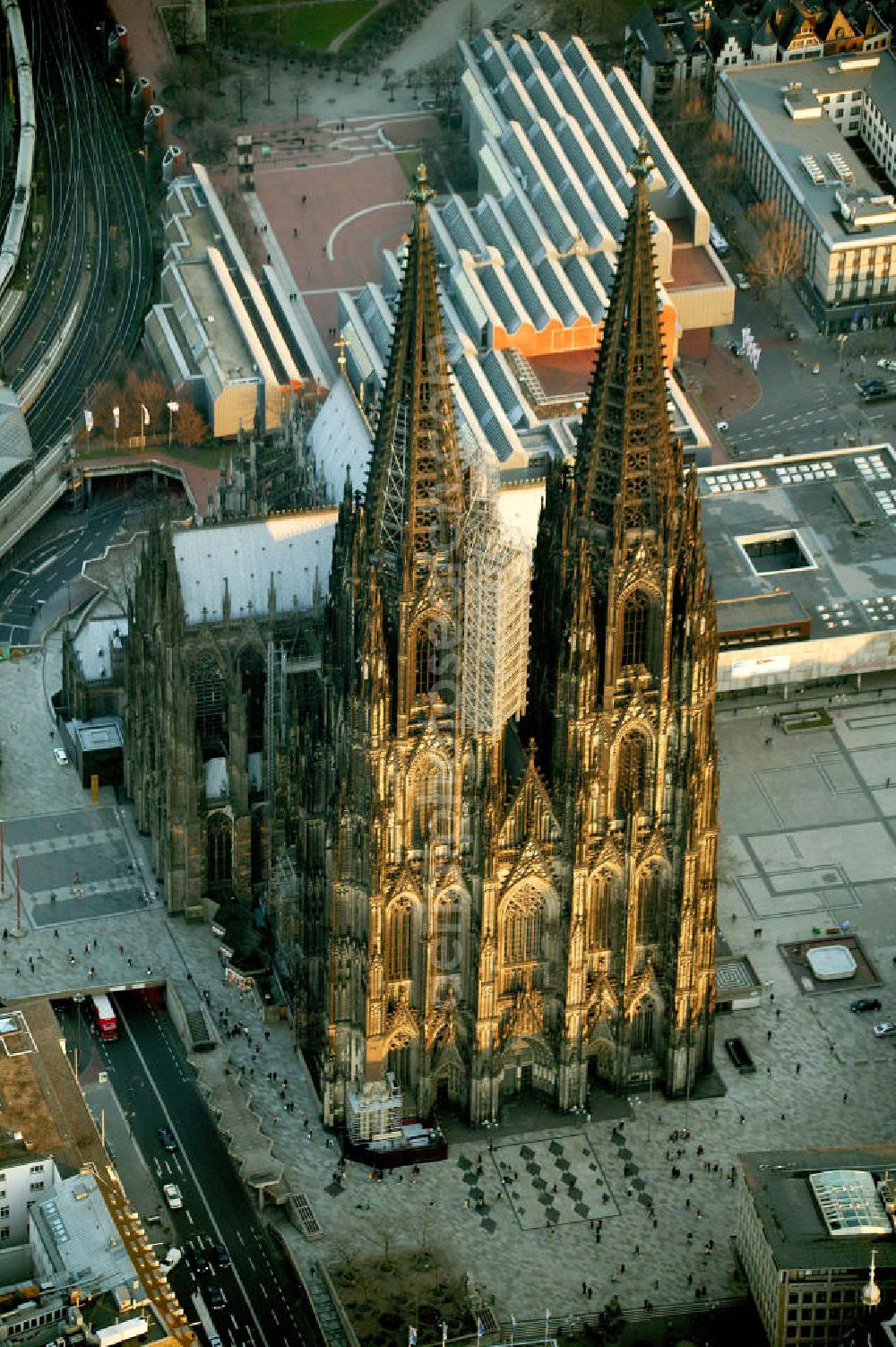 Köln from the bird's eye view: Blick auf den Kölner Dom, Hohe Domkirche St. Peter und Maria, in der Kölner Innenstadt am Hauptbahnhof. Der Kölner Dom ist eine römisch-katholische Kirche im gotischen Baustil in Köln und die Kathedrale des Erzbistums Köln. Er ist das zweithöchste Kirchengebäude Europas und das dritthöchste der Welt. View of the Cologne Cathedral in the center of Cologne, near central station. The Cologne Cathedral is a Roman Catholic church in the Gothic style in Cologne and the Cathedral of the Archdiocese of Cologne. It is the second highest church building in Europe and the third highest in the world.