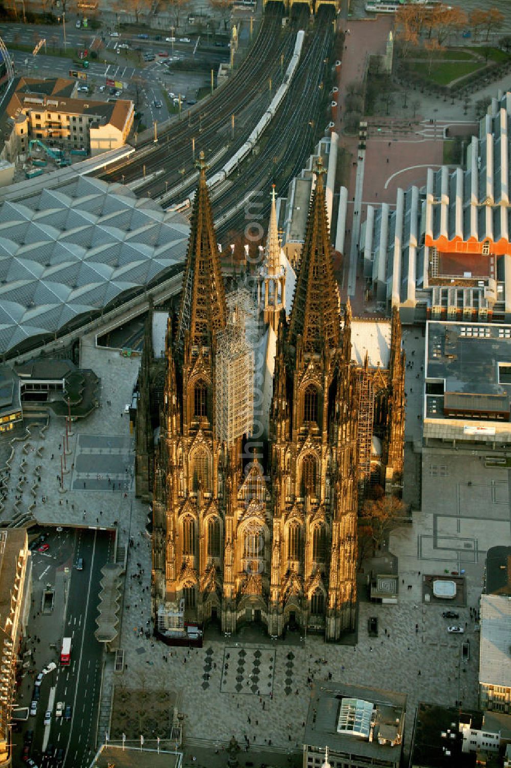 Aerial photograph Köln - Blick auf den Kölner Dom, Hohe Domkirche St. Peter und Maria, in der Kölner Innenstadt am Hauptbahnhof. Der Kölner Dom ist eine römisch-katholische Kirche im gotischen Baustil in Köln und die Kathedrale des Erzbistums Köln. Er ist das zweithöchste Kirchengebäude Europas und das dritthöchste der Welt. View of the Cologne Cathedral in the center of Cologne, near central station. The Cologne Cathedral is a Roman Catholic church in the Gothic style in Cologne and the Cathedral of the Archdiocese of Cologne. It is the second highest church building in Europe and the third highest in the world.