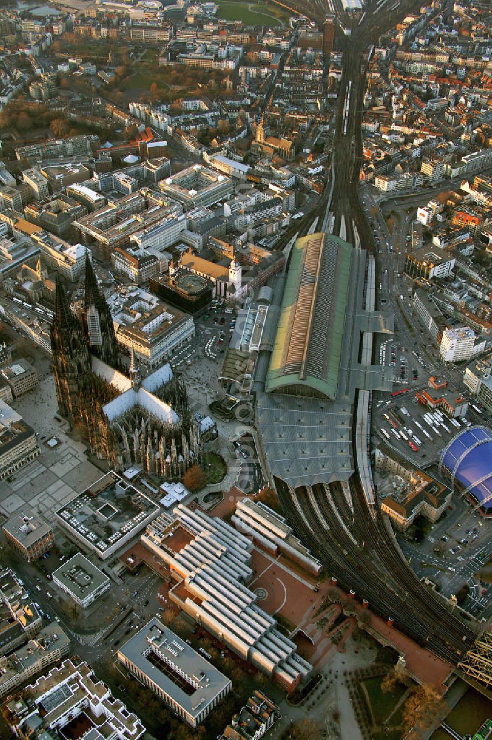 Köln from above - Blick auf den Kölner Dom, Hohe Domkirche St. Peter und Maria, in der Kölner Innenstadt am Hauptbahnhof. Der Kölner Dom ist eine römisch-katholische Kirche im gotischen Baustil in Köln und die Kathedrale des Erzbistums Köln. Er ist das zweithöchste Kirchengebäude Europas und das dritthöchste der Welt. View of the Cologne Cathedral in the center of Cologne, near central station. The Cologne Cathedral is a Roman Catholic church in the Gothic style in Cologne and the Cathedral of the Archdiocese of Cologne. It is the second highest church building in Europe and the third highest in the world.