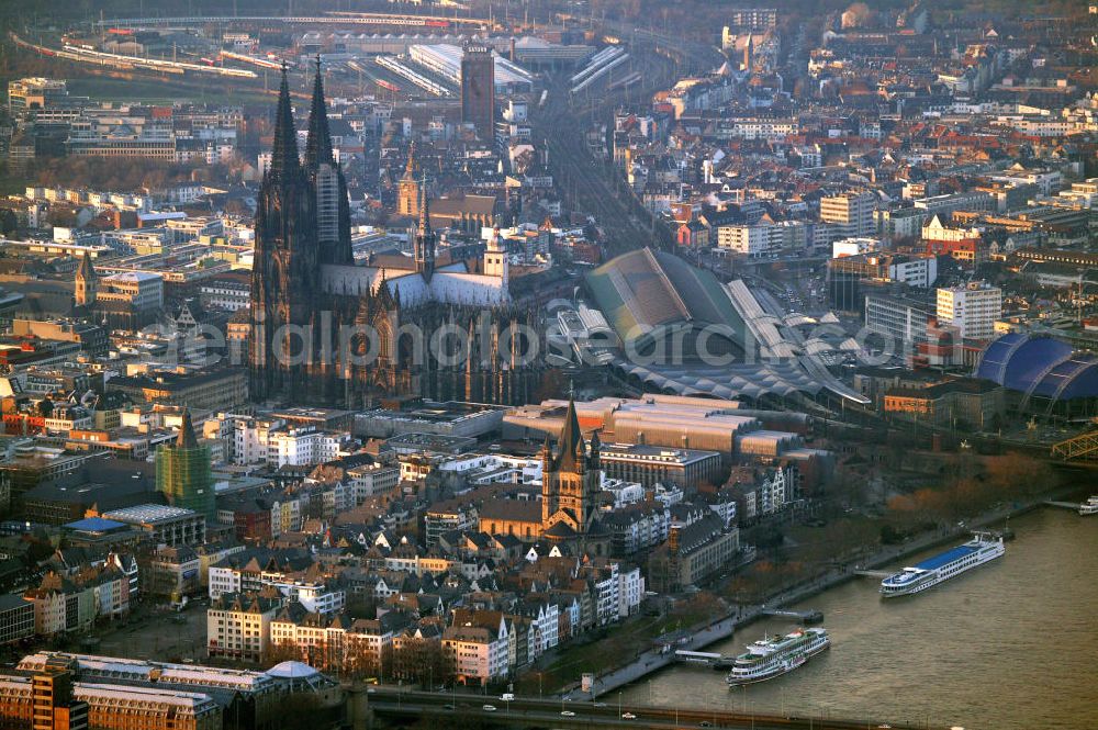 Aerial image Köln - Blick auf den Kölner Dom, Hohe Domkirche St. Peter und Maria, in der Kölner Innenstadt am Hauptbahnhof. Der Kölner Dom ist eine römisch-katholische Kirche im gotischen Baustil in Köln und die Kathedrale des Erzbistums Köln. Er ist das zweithöchste Kirchengebäude Europas und das dritthöchste der Welt. View of the Cologne Cathedral in the center of Cologne, near central station. The Cologne Cathedral is a Roman Catholic church in the Gothic style in Cologne and the Cathedral of the Archdiocese of Cologne. It is the second highest church building in Europe and the third highest in the world.