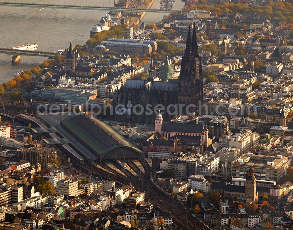 Aerial photograph Köln - Blick auf den Kölner Dom, Hohe Domkirche St. Peter und Maria, in der Kölner Innenstadt am Hauptbahnhof. Der Kölner Dom ist eine römisch-katholische Kirche im gotischen Baustil in Köln und die Kathedrale des Erzbistums Köln. Er ist das zweithöchste Kirchengebäude Europas und das dritthöchste der Welt. View of the Cologne Cathedral in the center of Cologne, near central station. The Cologne Cathedral is a Roman Catholic church in the Gothic style in Cologne and the Cathedral of the Archdiocese of Cologne. It is the second highest church building in Europe and the third highest in the world.