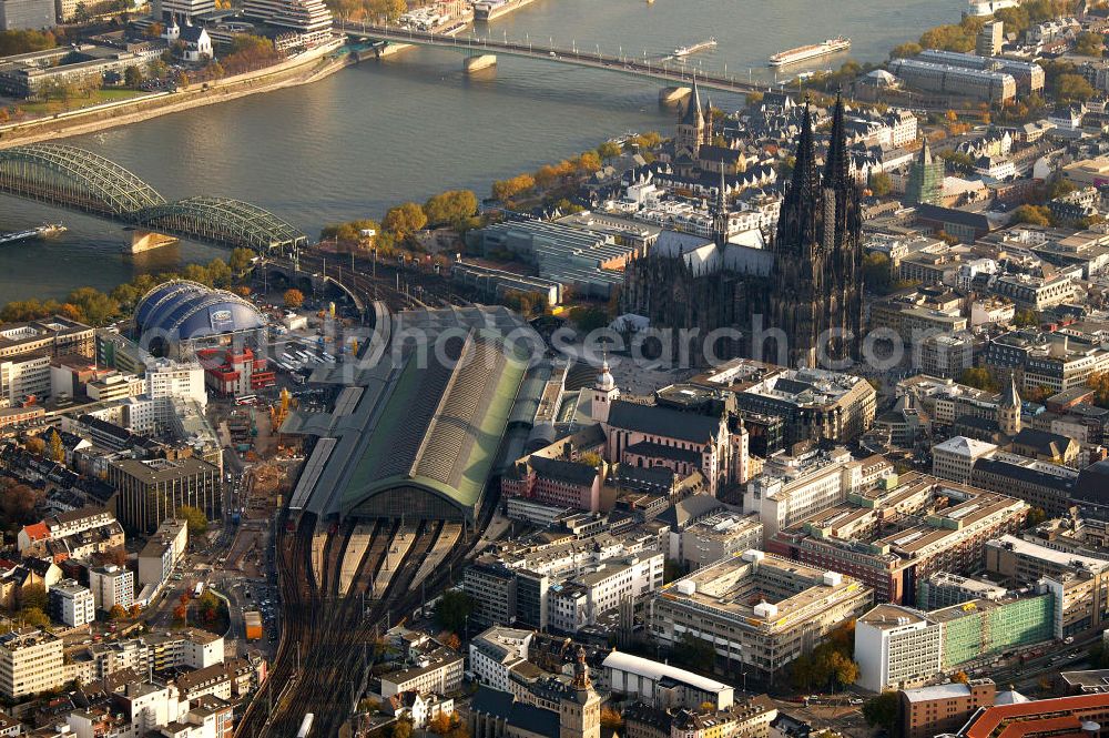 Köln from the bird's eye view: Blick auf den Kölner Dom, Hohe Domkirche St. Peter und Maria, in der Kölner Innenstadt am Hauptbahnhof. Der Kölner Dom ist eine römisch-katholische Kirche im gotischen Baustil in Köln und die Kathedrale des Erzbistums Köln. Er ist das zweithöchste Kirchengebäude Europas und das dritthöchste der Welt. View of the Cologne Cathedral in the center of Cologne, near central station. The Cologne Cathedral is a Roman Catholic church in the Gothic style in Cologne and the Cathedral of the Archdiocese of Cologne. It is the second highest church building in Europe and the third highest in the world.