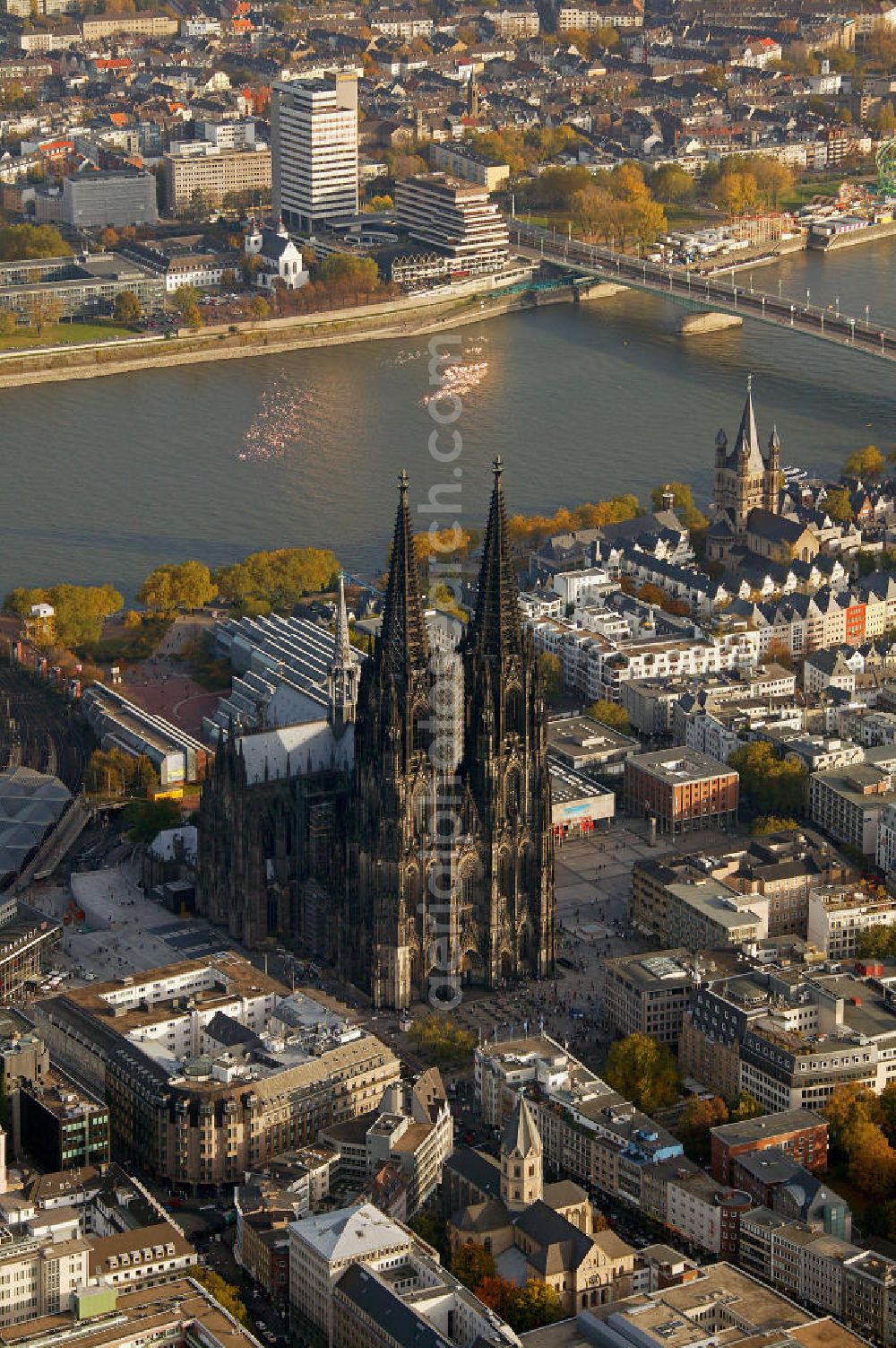 Aerial photograph Köln - Blick auf den Kölner Dom, Hohe Domkirche St. Peter und Maria, in der Kölner Innenstadt am Hauptbahnhof. Der Kölner Dom ist eine römisch-katholische Kirche im gotischen Baustil in Köln und die Kathedrale des Erzbistums Köln. Er ist das zweithöchste Kirchengebäude Europas und das dritthöchste der Welt. View of the Cologne Cathedral in the center of Cologne, near central station. The Cologne Cathedral is a Roman Catholic church in the Gothic style in Cologne and the Cathedral of the Archdiocese of Cologne. It is the second highest church building in Europe and the third highest in the world.