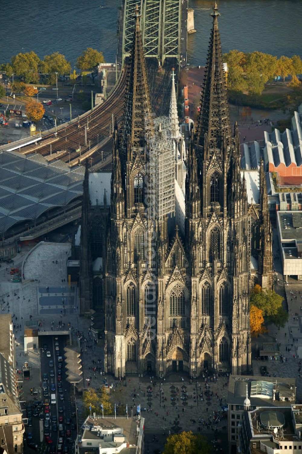 Köln from the bird's eye view: Blick auf den Kölner Dom, Hohe Domkirche St. Peter und Maria, in der Kölner Innenstadt am Hauptbahnhof. Der Kölner Dom ist eine römisch-katholische Kirche im gotischen Baustil in Köln und die Kathedrale des Erzbistums Köln. Er ist das zweithöchste Kirchengebäude Europas und das dritthöchste der Welt. View of the Cologne Cathedral in the center of Cologne, near central station. The Cologne Cathedral is a Roman Catholic church in the Gothic style in Cologne and the Cathedral of the Archdiocese of Cologne. It is the second highest church building in Europe and the third highest in the world.