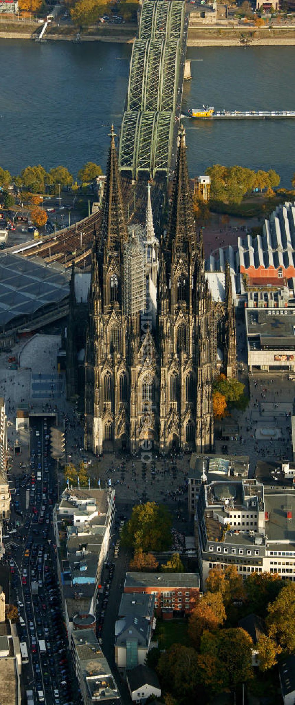 Aerial image Köln - Blick auf den Kölner Dom, Hohe Domkirche St. Peter und Maria, in der Kölner Innenstadt am Hauptbahnhof. Der Kölner Dom ist eine römisch-katholische Kirche im gotischen Baustil in Köln und die Kathedrale des Erzbistums Köln. Er ist das zweithöchste Kirchengebäude Europas und das dritthöchste der Welt. View of the Cologne Cathedral in the center of Cologne, near central station. The Cologne Cathedral is a Roman Catholic church in the Gothic style in Cologne and the Cathedral of the Archdiocese of Cologne. It is the second highest church building in Europe and the third highest in the world.