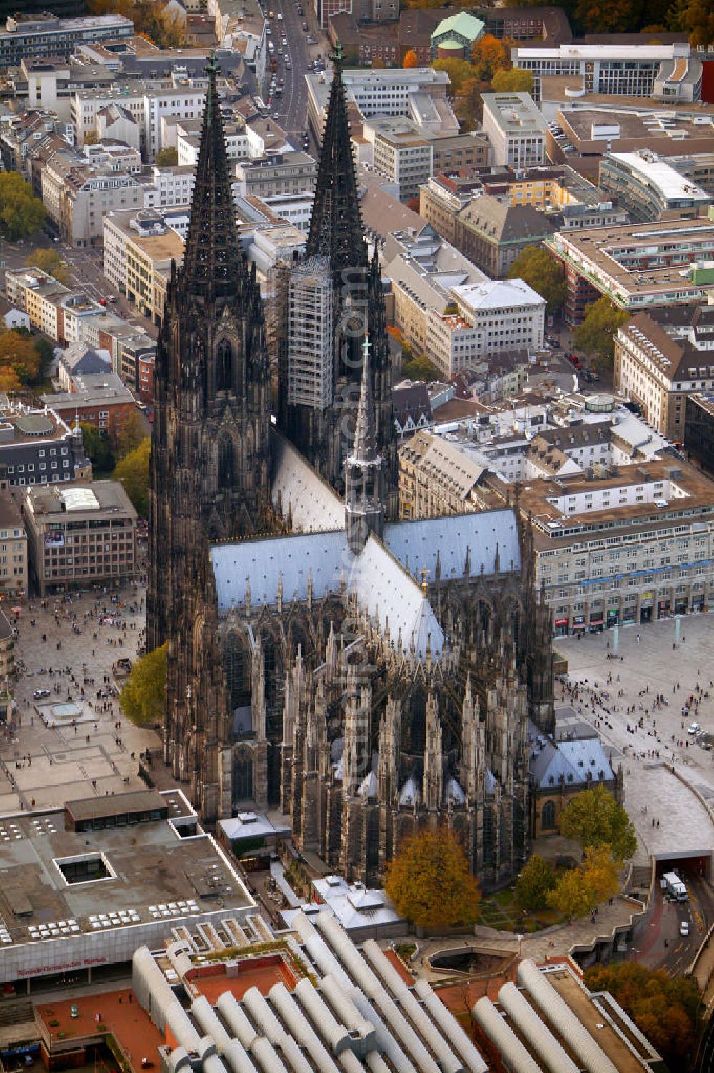 Aerial photograph Köln - Blick auf den Kölner Dom, Hohe Domkirche St. Peter und Maria, in der Kölner Innenstadt am Hauptbahnhof. Der Kölner Dom ist eine römisch-katholische Kirche im gotischen Baustil in Köln und die Kathedrale des Erzbistums Köln. Er ist das zweithöchste Kirchengebäude Europas und das dritthöchste der Welt. View of the Cologne Cathedral in the center of Cologne, near central station. The Cologne Cathedral is a Roman Catholic church in the Gothic style in Cologne and the Cathedral of the Archdiocese of Cologne. It is the second highest church building in Europe and the third highest in the world.