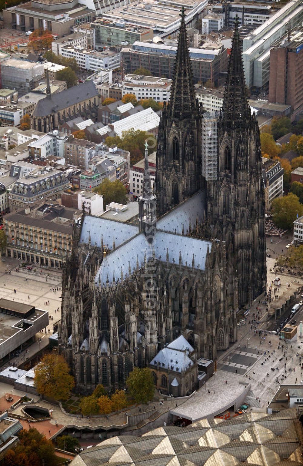 Köln from above - Blick auf den Kölner Dom, Hohe Domkirche St. Peter und Maria, in der Kölner Innenstadt am Hauptbahnhof. Der Kölner Dom ist eine römisch-katholische Kirche im gotischen Baustil in Köln und die Kathedrale des Erzbistums Köln. Er ist das zweithöchste Kirchengebäude Europas und das dritthöchste der Welt. View of the Cologne Cathedral in the center of Cologne, near central station. The Cologne Cathedral is a Roman Catholic church in the Gothic style in Cologne and the Cathedral of the Archdiocese of Cologne. It is the second highest church building in Europe and the third highest in the world.