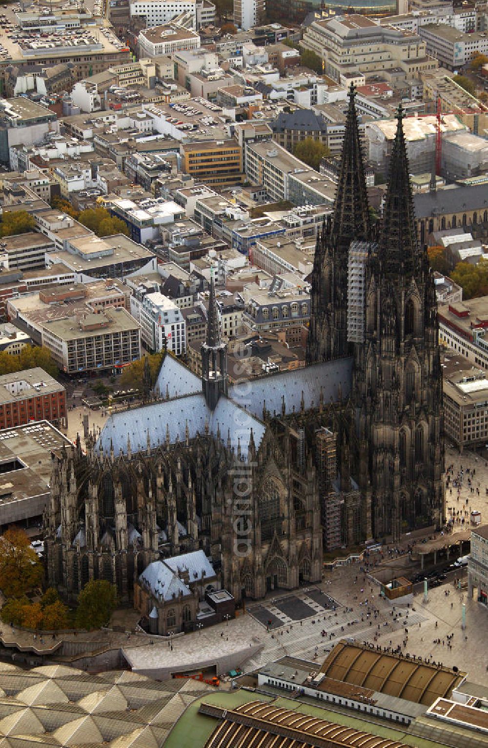 Köln from the bird's eye view: Blick auf den Kölner Dom, Hohe Domkirche St. Peter und Maria, in der Kölner Innenstadt am Hauptbahnhof. Der Kölner Dom ist eine römisch-katholische Kirche im gotischen Baustil in Köln und die Kathedrale des Erzbistums Köln. Er ist das zweithöchste Kirchengebäude Europas und das dritthöchste der Welt. View of the Cologne Cathedral in the center of Cologne, near central station. The Cologne Cathedral is a Roman Catholic church in the Gothic style in Cologne and the Cathedral of the Archdiocese of Cologne. It is the second highest church building in Europe and the third highest in the world.