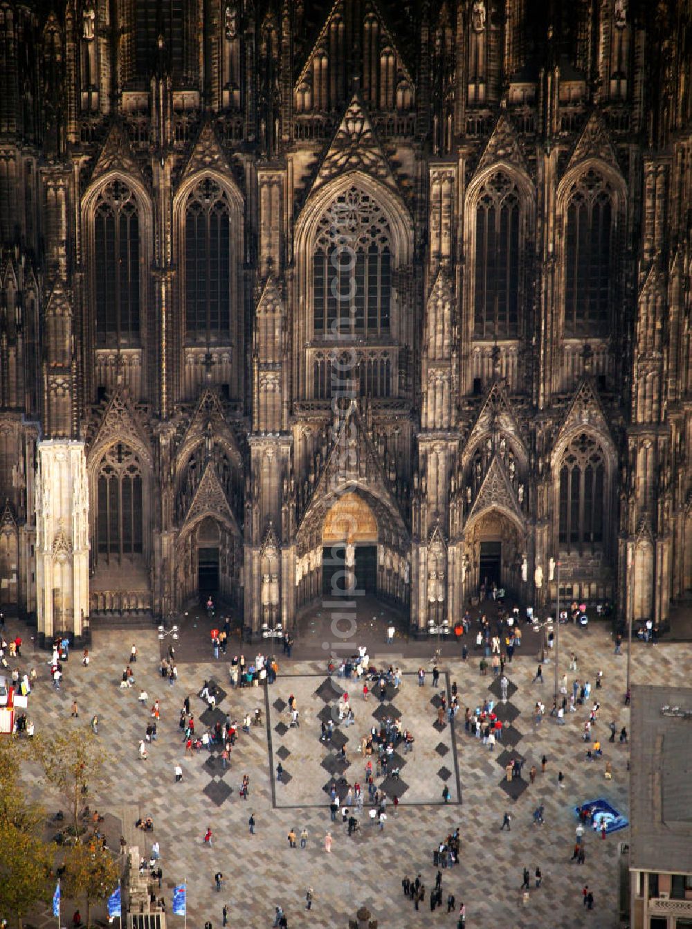 Aerial photograph Köln - Blick auf den Kölner Dom, Hohe Domkirche St. Peter und Maria, in der Kölner Innenstadt am Hauptbahnhof. Der Kölner Dom ist eine römisch-katholische Kirche im gotischen Baustil in Köln und die Kathedrale des Erzbistums Köln. Er ist das zweithöchste Kirchengebäude Europas und das dritthöchste der Welt. View of the Cologne Cathedral in the center of Cologne, near central station. The Cologne Cathedral is a Roman Catholic church in the Gothic style in Cologne and the Cathedral of the Archdiocese of Cologne. It is the second highest church building in Europe and the third highest in the world.