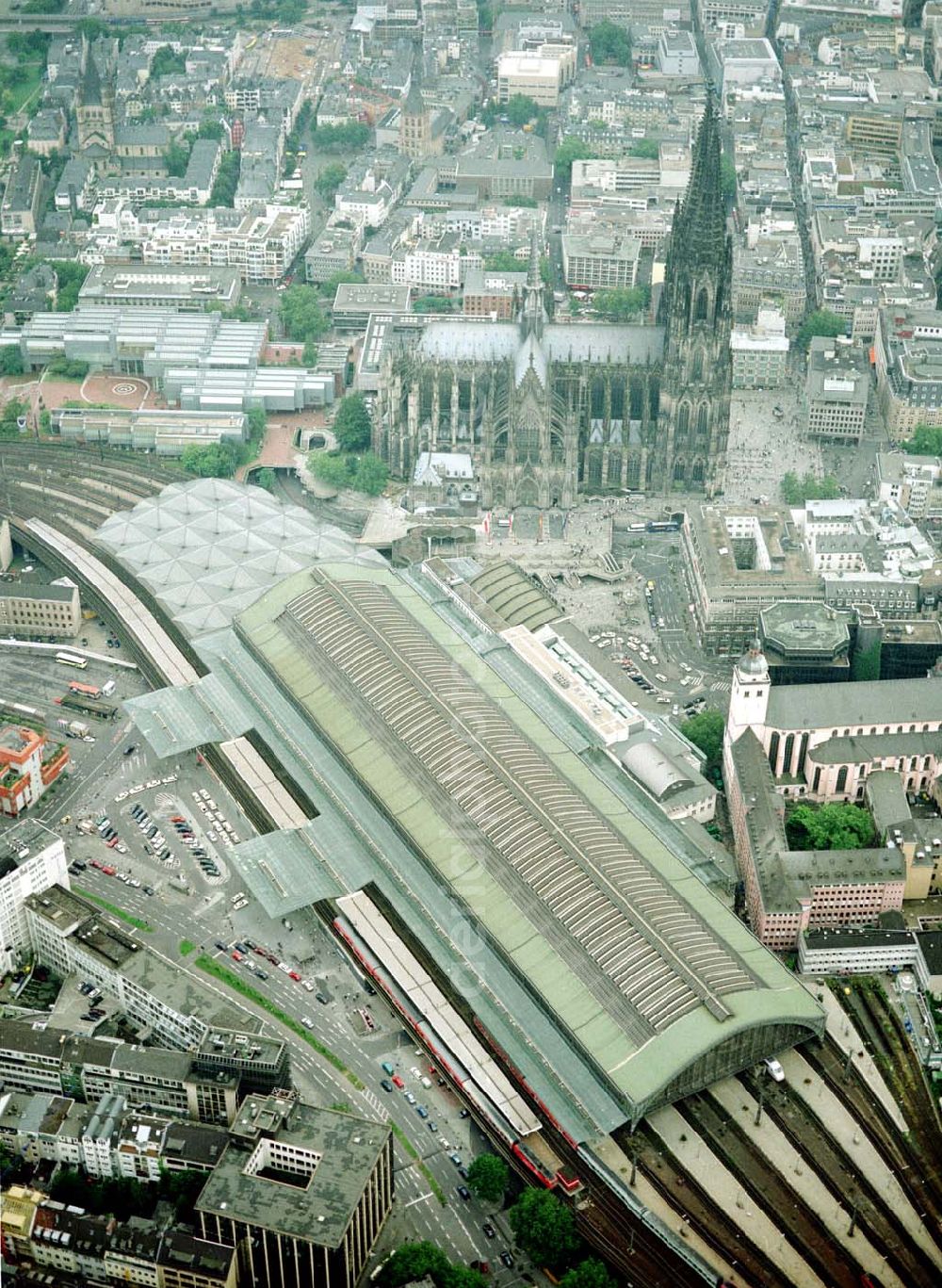 Köln from the bird's eye view: Kölner Dom mit Hauptbahnhof.