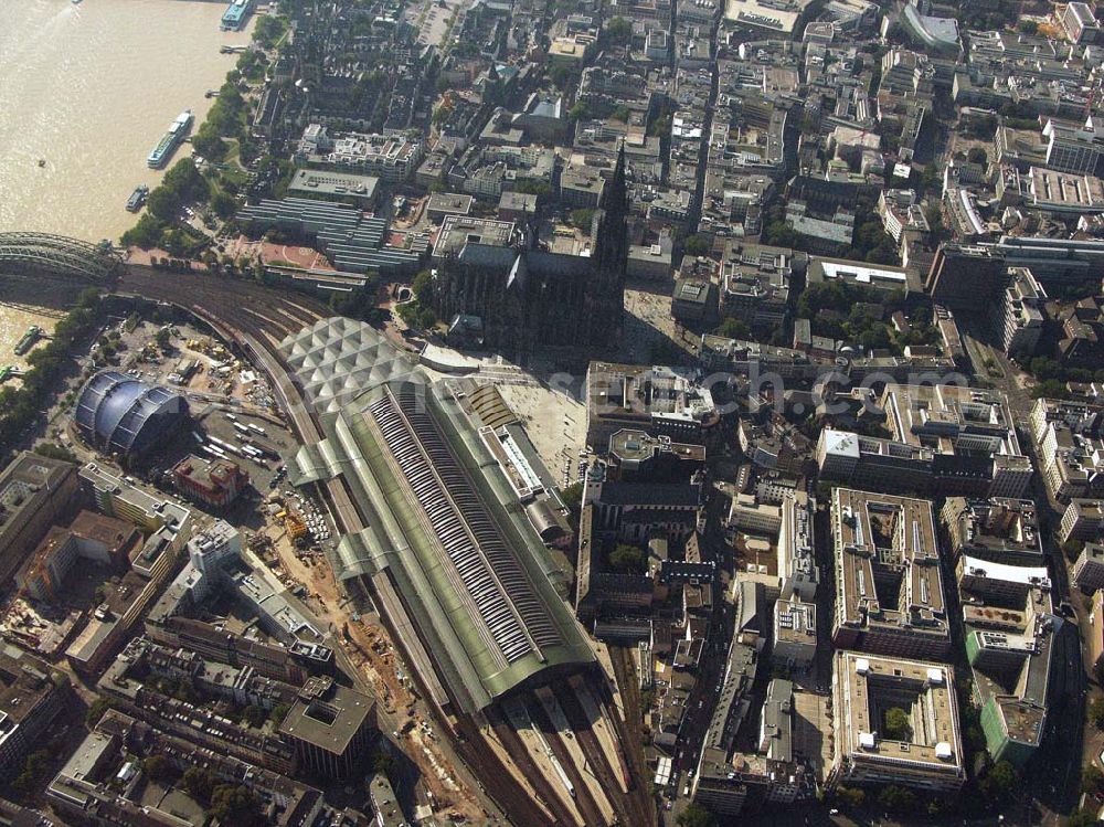 Köln from the bird's eye view: Stadansicht von Köln mit Blick auf Kölner Dom, Hauptbahnhof und Musical-Dome.