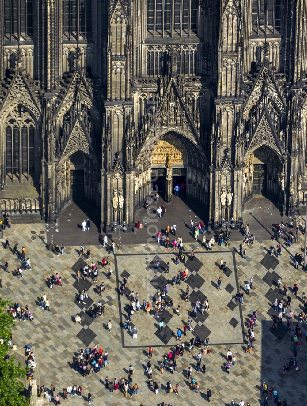 Aerial image Köln - View of the Cologne Cathedral in the center of Cologne, near central station. The Cologne Cathedral is a Roman Catholic church in the Gothic style in Cologne and the Cathedral of the Archdiocese of Cologne. It is the second highest church building in Europe and the third highest in the world